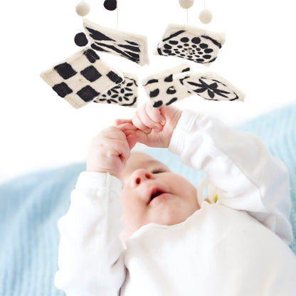 GLACIART ONE Black and White Baby Crib Mobile | Safe High Contrast Wool Toys, Neutral Room Decor for Boy & Girl | Develops Cognitive, Visual & Motor Skills | Great Gift Idea