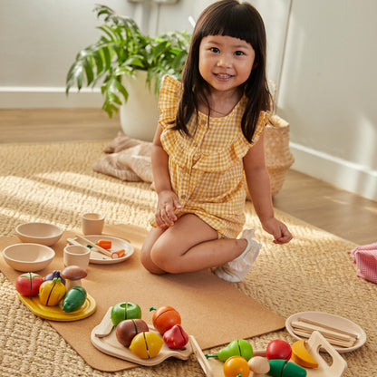 PlanToys® Wooden Assorted Vegetable Set | Montessori Play Food for Toddlers | Includes Tomato, Mushroom, Shallot, Bell Pepper & Cucumber with Tray & Knife | Eco-Friendly Pretend Cooking & Roleplay Toy