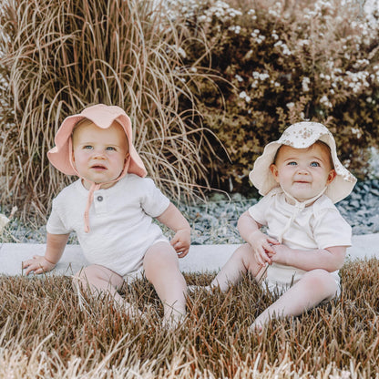 Konssy 2 Pack Muslin Baby Sun Hat UPF 50+ Sun Protection Baby Bucket Hat Summer Beach Hats with Wide Brim for Boys & Girls
