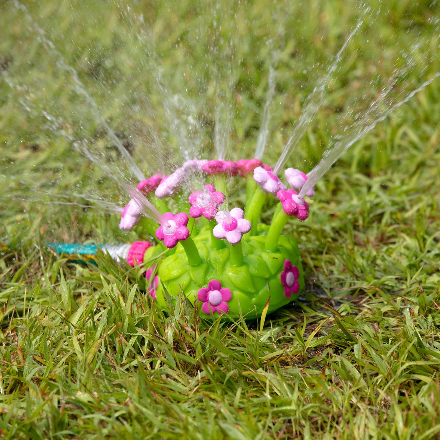 Melissa & Doug Sunny Patch Pretty Petals Flower Sprinkler Toy with Hose Attachment Toddler and Kids Outdoor Water Play Ages 3+